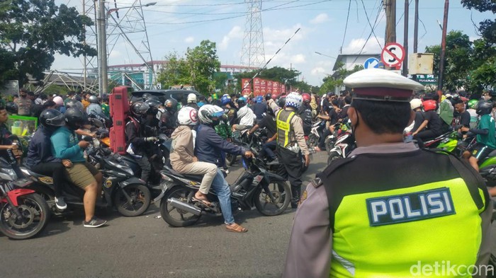 Suporter mulai berdatangan ke stadion GBT