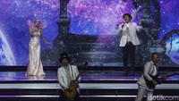 Tampil tak sendiri, Padi Reborn juga berduet dengan Krisdayanti.