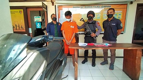 Tersangka kasus pencurian motor yang diamankan Polres Jembrana, Minggu (22/5/2022)