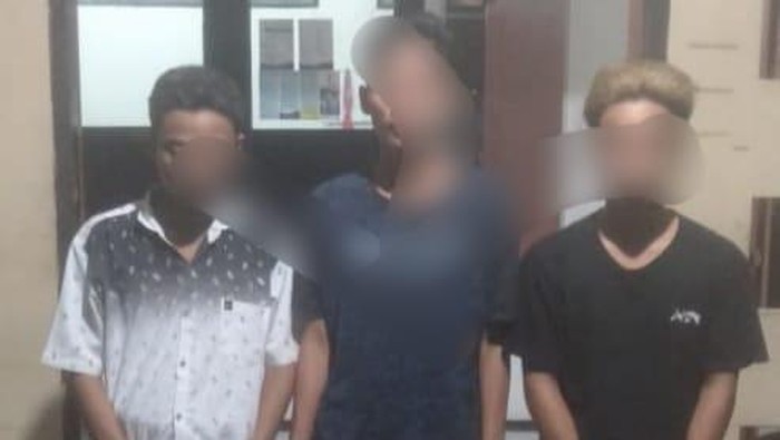 Tiga pemuda asal Lombok Barat diamankan usai melakukan percobaan pencurian di sebuah konter handphone di Kota Mataram