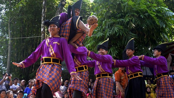 Sejumlah penari menampilkan tari Paraga pada Pesta Panen raya di Kelurahan Laikang, Makassar, Sulawesi Selatan, Minggu (22/5/2022).  