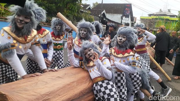 Pelaksanaan ritual sesaji rewanda di Goa Kreo, Semarang, Sabtu (21/5/2022).