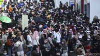 Beberapa dari mereka mengaku telah menunggu sejak subuh.