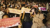 Red Velvet juga sempat menyapa para penggemar dengan bahasa Indonesia saat tampil di panggung.