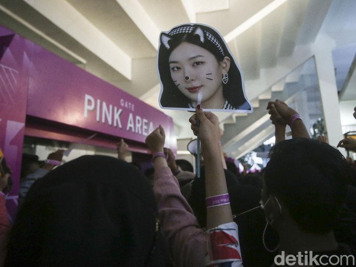 Penantian Reveluv terbayar tuntas usai menonton  penampilan Redvelvet di Allo Bank Festival 2022, Istora Senayan, Jakarta, Sabtu (21/5/2022).