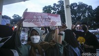 Antrean panjang pun dilalui dengan tertib. ReVeluv datang dengan membawa atribut Red Velvet.