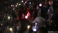 Meski harus pulang malam para fans nampak sabar dan tetap antusias menyaksikan Allo Bank Festival 2022 hingga tuntas.
