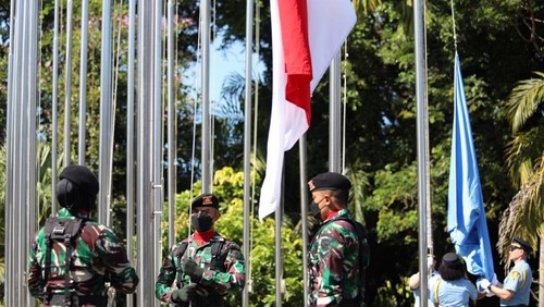 Suasana upacara pengibaran Bendera Negara Kesatuan Republik Indonesia dan Bendera PBB di halaman Bali Nusa Dua Convention Center, Nusa Dua, Bali, Minggu (22/5/2022)