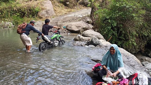 Warga Enrekang harus menyebrangi sungai karena tidak ada akses jembatan.