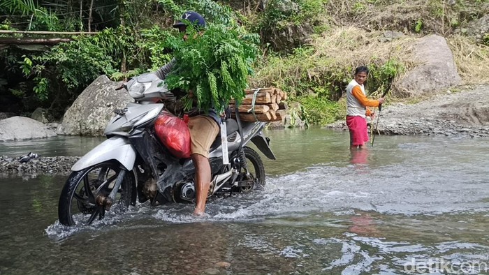 Warga Enrekang harus menyebrangi sungai karena tidak ada akses jembatan.