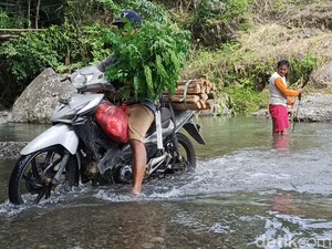 Kisah Warga Enrekang Seberangi Sungai Tak Ada Jembatan, Rawan Air Bah Datang