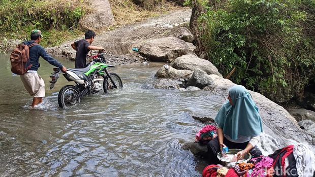 Warga Enrekang harus menyebrangi sungai karena tidak ada akses jembatan.