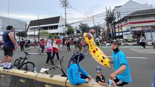 Warga Jakarta Timur kembali memanfaatkan momen Car Free Day (CFD) atau Hari Bebas Kendaraan Bermotor (HBKB) untuk berolahraga di Jl Pemuda, Rawamangun, Jakarta Timur.
