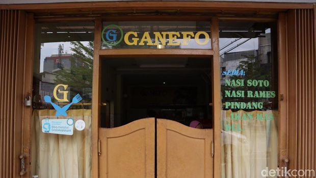 Warung Nasi Ganefo dengan soto Bandungnya yang legendaris.