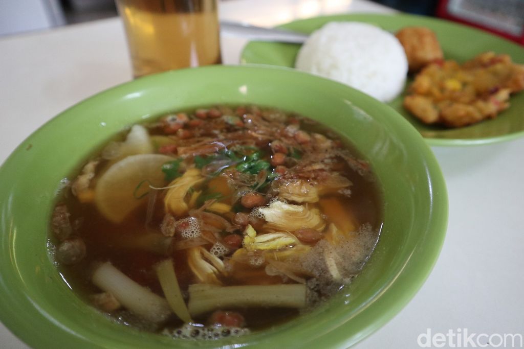 Warung Nasi Ganefo dengan soto Bandungnya yang legendaris.