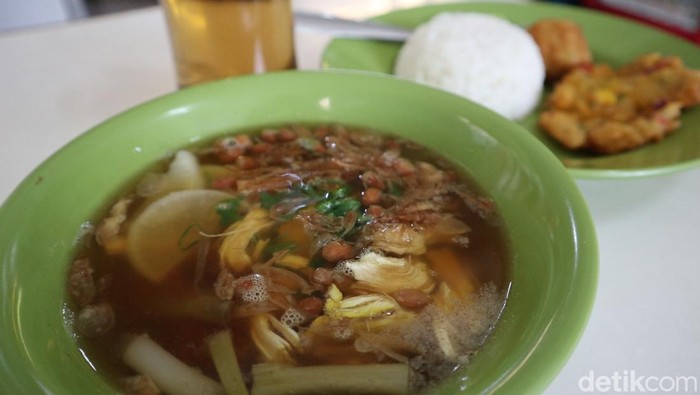 Warung Nasi Ganefo dengan soto Bandungnya yang legendaris.