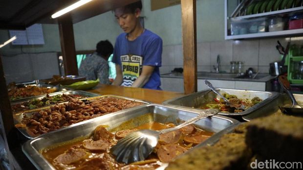 Warung Nasi Ganefo dengan soto Bandungnya yang legendaris.