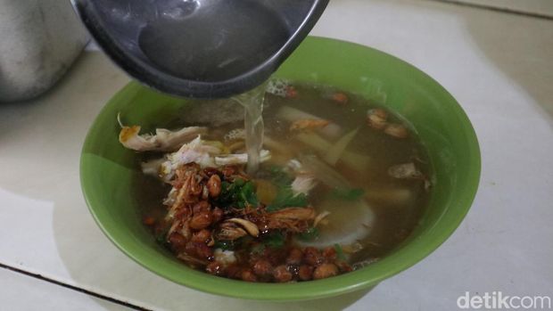 Warung Nasi Ganefo dengan soto Bandungnya yang legendaris.