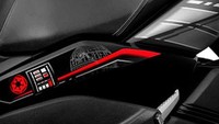 Agar semakin terasa kental nuansa Star Wars, Yamaha kemudian menambahkan grafis Death Star dan emblem Star Wars pada sisi samping body XMAX. Foto: Dok. Yamaha Brasil