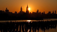 Lansekap tersebut terlihat sangat memukau dari belakang Gedung Empire State, Chrysler dan One Vanderbilt. 