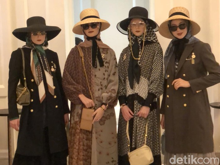 Vivi Zubedi meluncurkan koleksi khusus bersama Diana Dsaks. Vivi Zubedi meluncurkan koleksi khusus bersama Diana Dsaks.