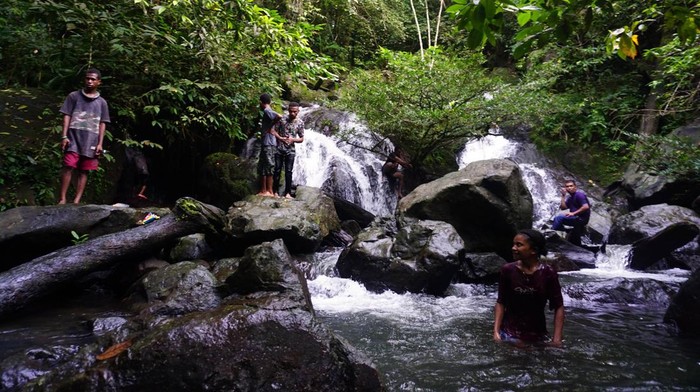 Ada di Sorong Papua, Objek Wisata Ini Asyik Buat Main Air Air terjun Klaligi jadi salah satu objek wisata baru dan kekinian di wilayah Sorong, Papua Barat. Di sana pengunjung dapat berenang atau bermain air. Penasaran?
