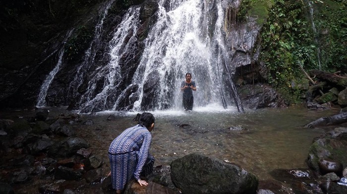 Air terjun Klaligi jadi salah satu objek wisata baru dan kekinian di wilayah Sorong, Papua Barat. Di sana pengunjung dapat berenang atau bermain air. Penasaran?