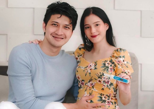 Saat berpacaran Aditya dan Yasmine sempat menjalani LDR lantaran Yasmine tinggal di Malaysia. Tak butuh waktu lama, keduanya pun memutuskan untuk menikah. Sayangnya kini rumah tangganya itu terancam bubar. Foto: Instagram