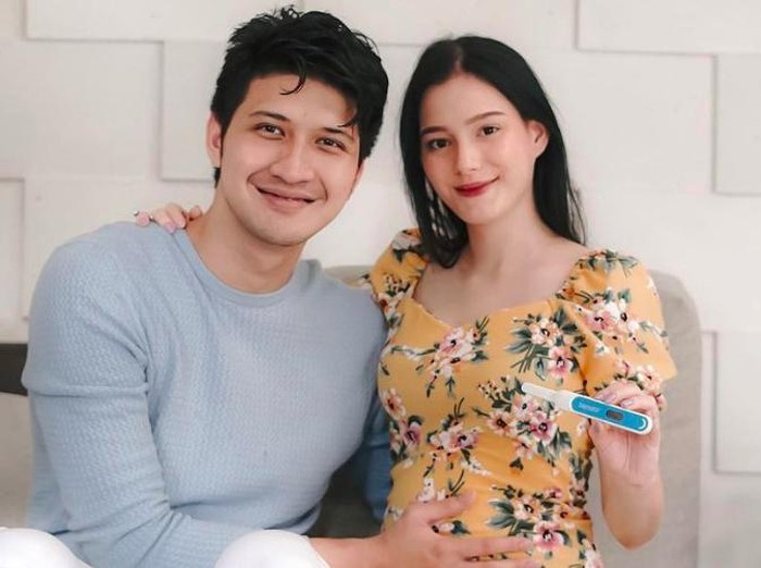 Aditya Zoni beri pengumuman sang istri mengandung anak pertama.