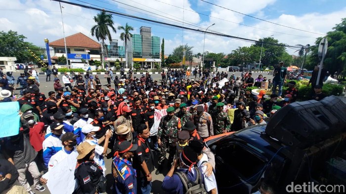 Aksi demonstrasi menuntut perbaikan jalan rusak di Karawang Utara