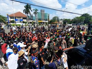 Pedemo Tuntut Pemkab Perbaiki Jalanan Rusak di Karawang Utara
