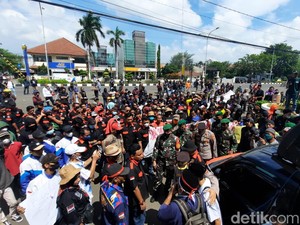 Pedemo Tuntut Pemkab Perbaiki Jalanan Rusak di Karawang Utara