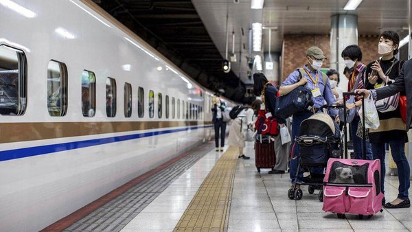 Anjing biasanya harus bepergian dengan gerbong khusus di shinkansen. Namun, kepemilikan hewan peliharaan adalah bisnis besar di Jepang, dan permintaan agar hewan peliharaan bisa bepergian dengana mudah makin meningkat. Anjing biasanya harus bepergian dengan gerbong khusus di shinkansen. Namun, kepemilikan hewan peliharaan adalah bisnis besar di Jepang, dan permintaan agar hewan peliharaan bisa bepergian dengana mudah makin meningkat.Â