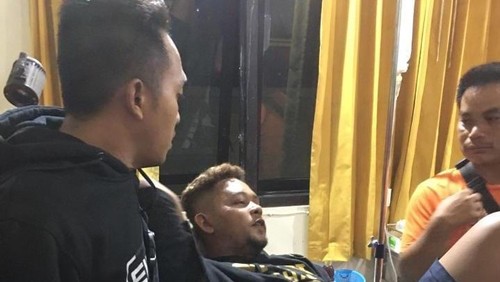 Anggota Brimob korban pengeroyokan, ketika dilarikan ke RSUD Dompu.