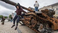 Memasuki hampir tiga bulan, pertempuran masih memanas di wilayah Timur yang ingin memisahkan diri dari Kyiv.  