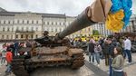 Tank-tank Rusia yang Hancur Dipamerkan di Kyiv, Warga Bersukacita