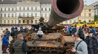Warga sudah bisa bergerak bebas di ibu kota Kyiv meski masih ada imbauan waspada.  