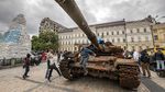 Tank-tank Rusia yang Hancur Dipamerkan di Kyiv, Warga Bersukacita