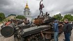 Tank-tank Rusia yang Hancur Dipamerkan di Kyiv, Warga Bersukacita