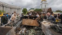 Warga Ukraina berbondong melihat arteleri milik Rusia itu di pusat kota Kyiv.  
