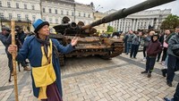 Rusia telah kehilangan lebih dari 460 tank dan lebih dari 2.000 kendaraan lapis baja lainnya.  