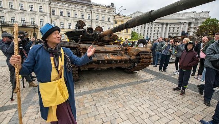 Antuasias Warga Ukraina Lihat Lapis Baja Milik Rusia yang Hancur People look at destroyed Russian armored vehicles displayed for Ukrainians to see at Mykhailivska Square in downtown Kyiv, Ukraine, May 22, 2022 (Photo by Maxym Marusenko/NurPhoto via Getty Images)