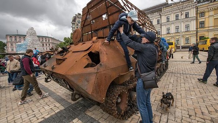 People look at destroyed Russian armored vehicles displayed for Ukrainians to see at Mykhailivska Square in downtown Kyiv, Ukraine, May 22, 2022 (Photo by Maxym Marusenko/NurPhoto via Getty Images)