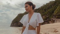 Pemandangan indah terlihat menjadi latar foto Ariel Tatum. Foto: Agung Ngurah Aditya/Instagram Ariel Tatum
