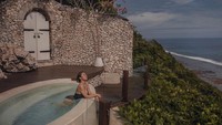 Ariel Tatum juga berendam sambil menikmati pemandangan. Foto: Agung Ngurah Aditya/Instagram Ariel Tatum