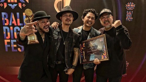 Bagus NTRL bersama proyek band-nya di Bali yang bernama Jalan Tengah. Selain Bagus sebagai vokalis sekaligus pemain bass, Jalan Tengah juga diperkuat oleh Made Rembo (gitar - vocal), Gus Budi (lead guitar), dan Mang De (drum).