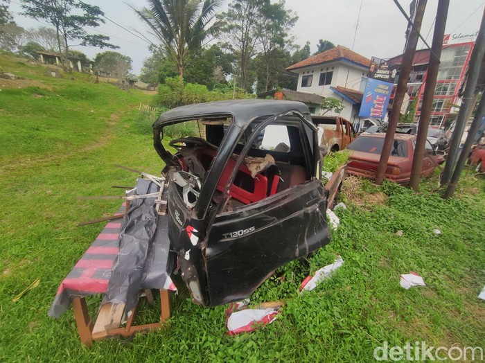 Bangkai Mobil di Cianjur