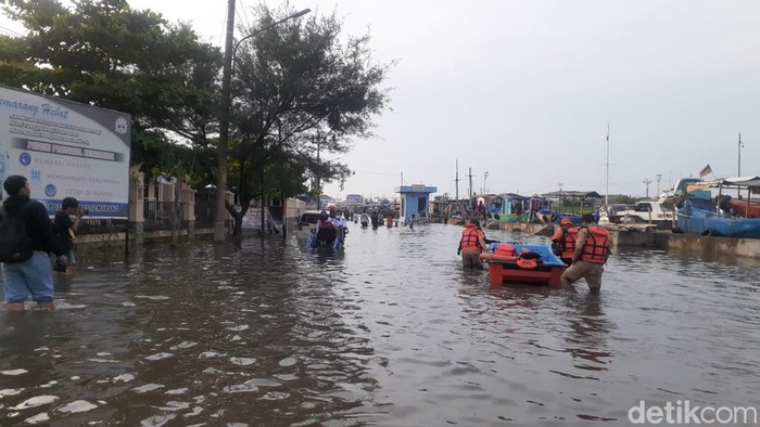 Banjir di Pelabuhan Tanjung Emas Semarang, Senin (23/5/2022).