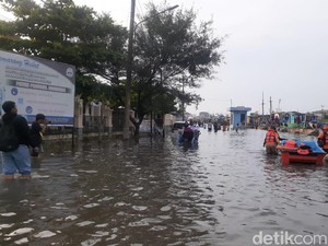 Kepanikan Pekerja saat Banjir Rob Terjang Pelabuhan Tanjung Emas Semarang