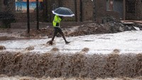 Mengutip Reuters, banjir yang merendam kwaNdengezi dekat Durban, Afrika Selatan, ini terjadi akibat hujan lebat yang mengguyur kawasan tersebut. 